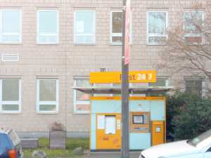 Von der gegenüberliegenden Strassenseite aus